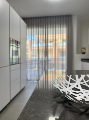 Modern and spacious appartement with beach view.